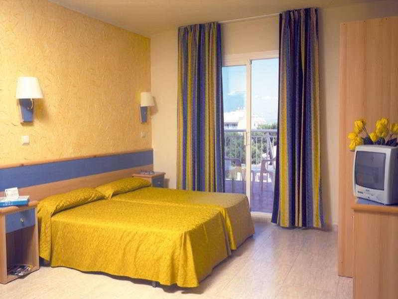 Sahara Nubia Gobi 호텔 Ses Cadenes 외부 사진 A room at a hotel in Malta